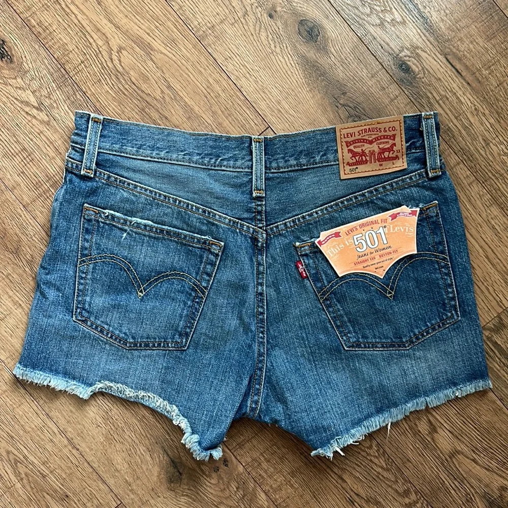 NWT Levi's 501 High Rise Cut Off Denim Shorts Hidden Button Fly Womens 28